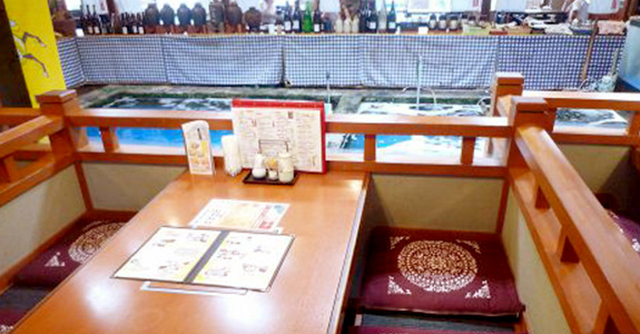 店内の大きな生け簀では、元気に魚が泳いでいます。 和楽心 魚住店 生け簀